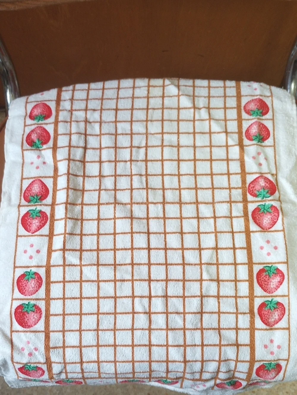 Vintage Strawberry 9-Piece Kitchen Linen Lot: Towels, Dishcloths, Decor. As-Is